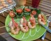 Brochettes de gambas aux baies roses et citron vert