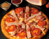 Pizza dinde, jambon, fromages, tomate