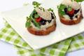 Tartines oignons, olives et thon