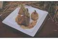 Carré d'agneau du Poitou Charente roulé au boulgour, croustillant à la confiture d'échalions, risotto couscous-champignons, jus tranché à l'aillet