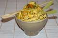 Petits bols chinois aux nouilles, poulet, chou et noix de cajou