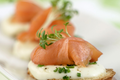 Toasts de saumon de Norvège fumé à la mozzarella