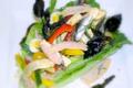 Salade niçoise, tapenade de thon et olives noires, petits croûtons à l'ail