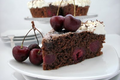 Gâteau au chocolat, aux cerises et aux amandes