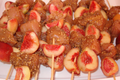 Brochettes de dinde aux pêches de vigne et sésame