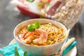 Bouillon pimenté aux crevettes et à la citronnelle, nouilles aux œufs
