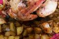 Poulet au four aux herbes sur lit de pommes de terre