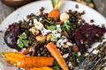 Salade de lentilles aux carottes et betterave rôties, féta et noisettes