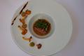 Filet d'agneau presto en croûte d'herbes fraîches et noix, poêlée de girolles et panais glacés