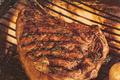 Côte de bœuf marinée aux oignons dorés