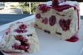 Terrine glacée au mascarpone, framboises, meringues et noisettes