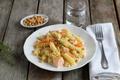 Fusilli au saumon, zestes d'orange et pignons