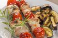 Brochettes de râbles de lièvre marinés au vermouth et romarin