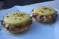 Tarte au citron meringuée servie en macarons