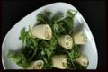 Salade de pâtes aux pistaches et au fromage de chèvre sur fond de roquette
