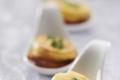 Tapas de quenelles au brochet, truite fumée et sauce au vin rouge