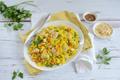 Riz sauté au poulet, légumes et amandes