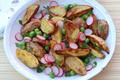 Salade de pommes de terre primeur rôties aux petits pois frais et radis