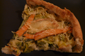 Tarte aux poireaux, saumon fumé et fromage de chèvre