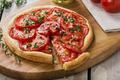 Tarte à la tomate, moutarde et herbes fraîches