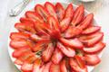 Carpaccio de fraises à la mélasse de grenade