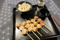 Yakitoris de boudin de Rethel caramélisé à la moutarde de Reims et salade crue de navets boulette de Bussy