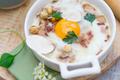 Œuf au plat, champignon de Paris, jaune aux éclats de noisette