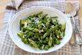 Salade de légumes primeur au parmesan et aux herbes fraiches