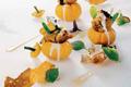 Dans une courge Jack be little, des coquillages et leur jus, olives fortes, basilics parfumés et pain frit