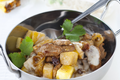 Wok d'agneau à l'ananas et noix de coco