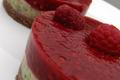 Tartelettes aux framboises et à la crème de pistache sur biscuit chocolaté