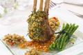 Carré d'agneau en croûte d'herbes et ses flageolets à la provençale, ses fagots de haricots verts et échalotes suées