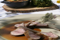 Carré d'agneau fumé au serpolet des claparèdes, rôti en cocotte de fonte une légère infusion de thym citronné argenté