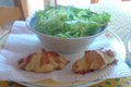 Croissant au jambon fumé avec soupçons d'emmental et sa mâche