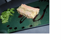 Foie gras aux poires caramélisées, réduction de cassis.