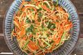 Nouilles sautées faciles aux carottes, courgettes et sauce soja