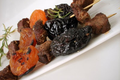 Brochettes d'agneau aux pruneaux, aux abricots secs et romarin