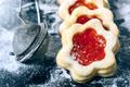 Sablés étoiles à la confiture de fraises
