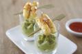 Verrine de guacamole et quenelle poêlée à l'aigre doux