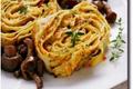 Roulade de crêpes aux courgettes, carottes, sauce et ricotta avec petits champignons pour bento