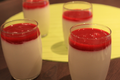 Mousse au chocolat blanc et coulis de framboise