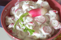 Salade de radis roses aux herbes fraîches