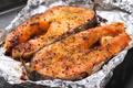 Darnes de saumon frais grillées en croûte d'épices