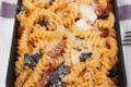 Gratin de pâtes, olives, tomates séchées et parmesan