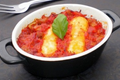 Cocotte de quenelles à la sauce tomate