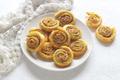 Escargots feuilletés au pesto et jambon fumé