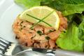 Tartare de pavés de saumon frais, câpres, échalotes et ciboulette