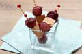 Petites brochettes d’oignons grelots au vin rouge et foie gras