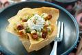 Pastilla de poulet aux herbes et chantilly