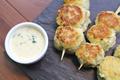 Brochettes de boulettes de poulet à la coriandre et au cumin